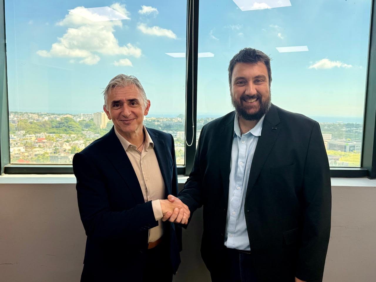 Laurent Marmin et Loïc Fontaine, co-fondateurs de NeoSequentia, dans les bureaux de la société à Ebène Cybercity